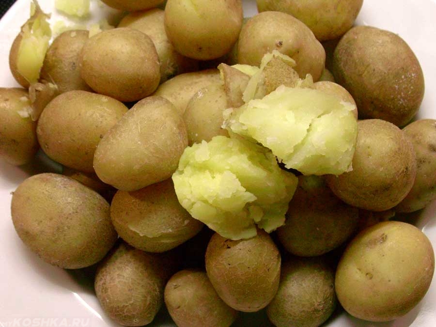 Отварной картофель в кожуре
