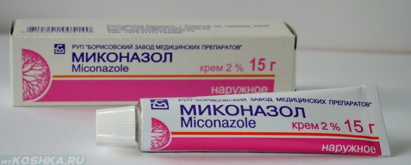 Мазь миконазол в тюбике на столе