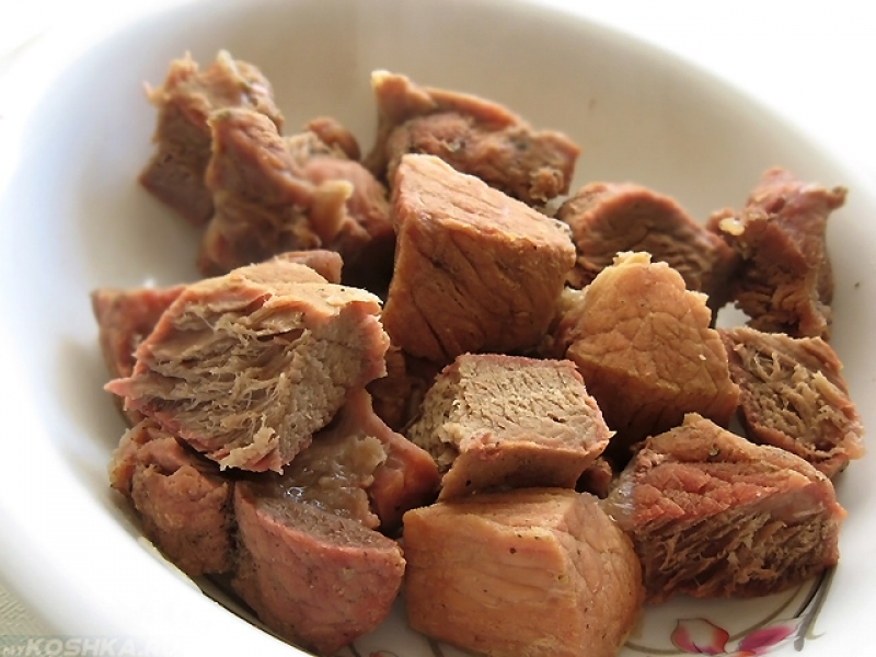 Варёное мясо на белой тарелке