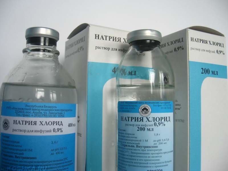 Две бутылки физиологического раствора